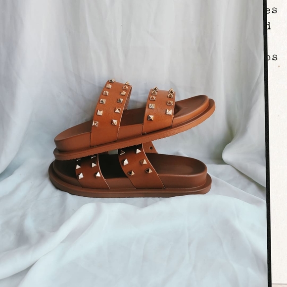 🚨FEW PAIRS LEFT// Cognac spiked slide - Picture 2 of 4